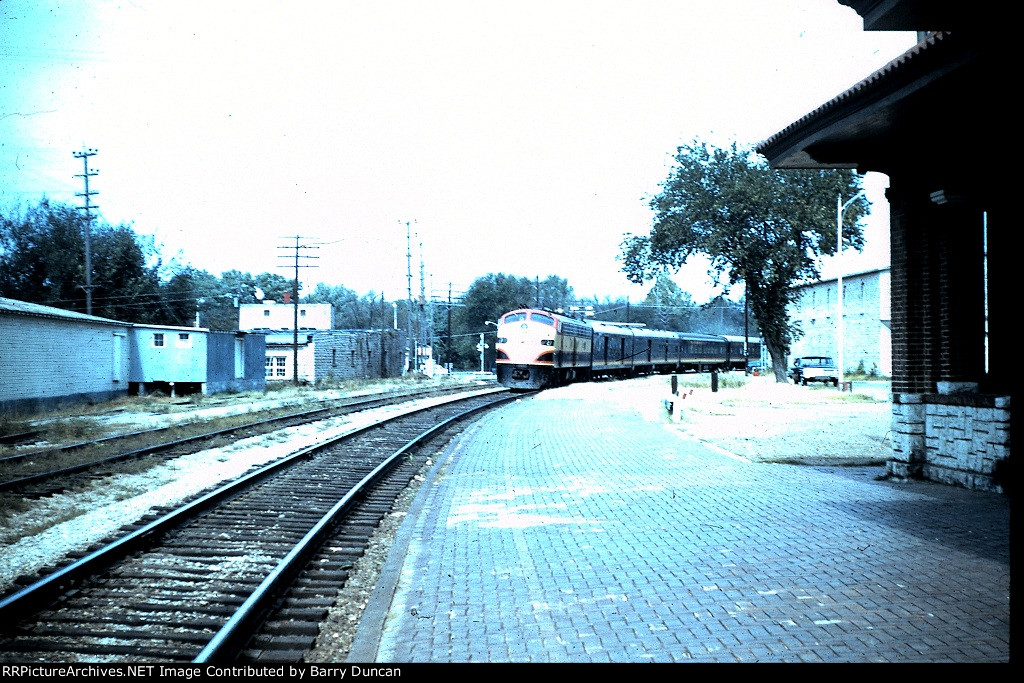 KSC 27 rolls into the station at Noel Mo
